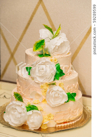 Cake on a table with flowers from mastic. 59289599