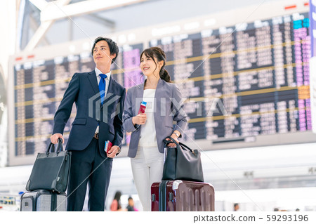 Businessmen and businesswomen Businessmen and businesswomen 59293196