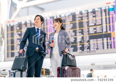 Businessmen and businesswomen Businessmen and businesswomen 59293199