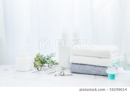 一條毛巾用洗滌劑洗淨並在房間裡折疊。家務勞動的形象。 59299014