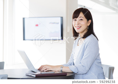 企業個人計算機份額辦公室coworking的婦女辦公室商 59299238