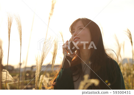 一個女人在Suki領域聽音樂時走路 一個女人在Suki領域聽音樂時走路 59300431