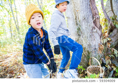 Autumn enjoying mushroom picking 59304009