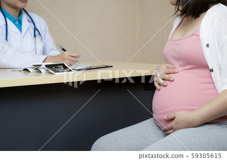 Pregnant Woman and Gynecologist Doctor at Hospital 59305615