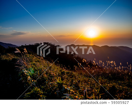 [Shizuoka Prefecture Izu Peninsula] Evening view from the Izu Sanryuu Line sidewalk [Autumn/Dharma Mountain Area] 59305927