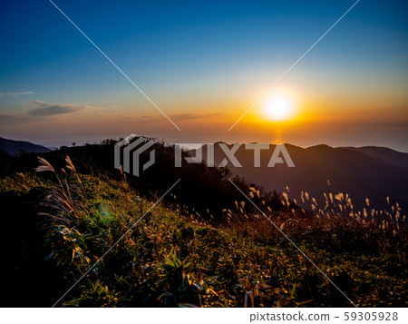 [Shizuoka Prefecture Izu Peninsula] Evening view from the Izu Sanryuu Line sidewalk [Autumn/Dharma Mountain Area] 59305928