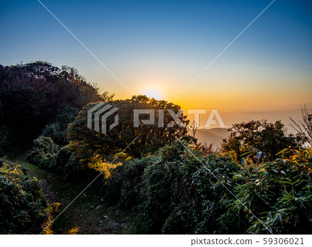 [Shizuoka Prefecture Izu Peninsula] Evening view from the Izu Sanryuu Line sidewalk [Autumn/Dharma Mountain Area] 59306021