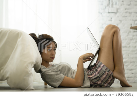 婦女生活方式放鬆 婦女生活方式放鬆 59306592