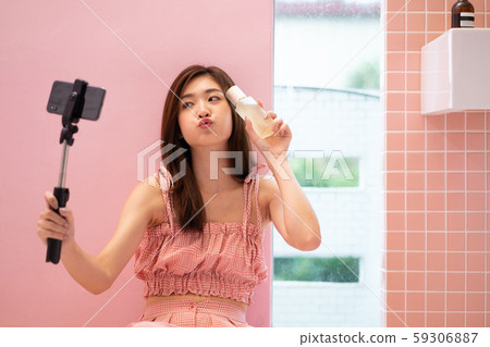 Woman beauty selfie 59306887