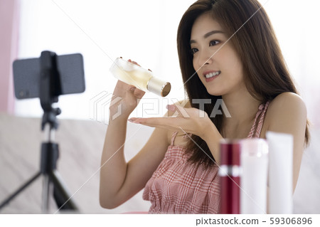 Female video shoot influencer Female video shoot influencer 59306896