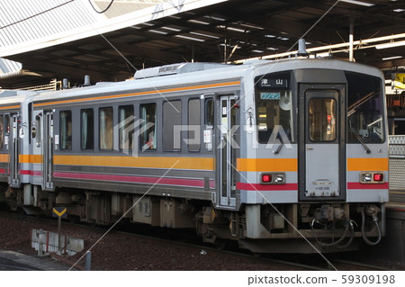Tsuha Line Kiha 120停在岡山站 Tsuha Line Kiha 120停在岡山站 59309198