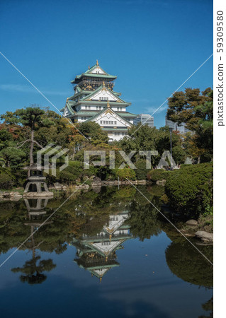 The castle tower reflected in the pond of the Japanese garden in Osaka Castle 59309580