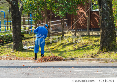 Collecting fallen leaves men 59310204