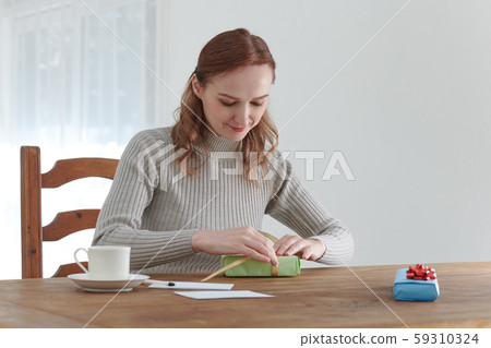 一個喜歡禮物和留言卡的外國女人 一個喜歡禮物和留言卡的外國女人 59310324