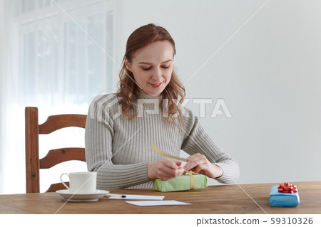 一個喜歡禮物和留言卡的外國女人 59310326