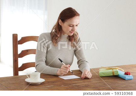 一個喜歡禮物和留言卡的外國女人 一個喜歡禮物和留言卡的外國女人 59310368