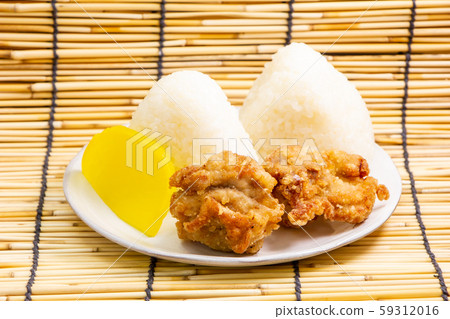 炸雞（配三角湯圓和泡菜）。 59312016