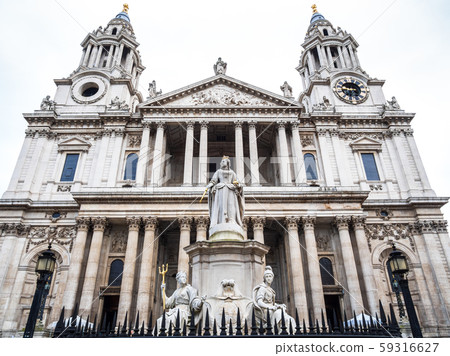 St. Paul's Cathedral in front of London St. Paul's Cathedral in front of London 59316627