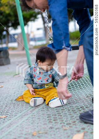 父母和孩子在公園玩耍 父母和孩子在公園玩耍 59320368