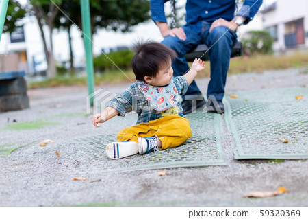 父母和孩子在公園玩耍 父母和孩子在公園玩耍 59320369