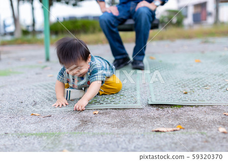 父母和孩子在公園玩耍 父母和孩子在公園玩耍 59320370