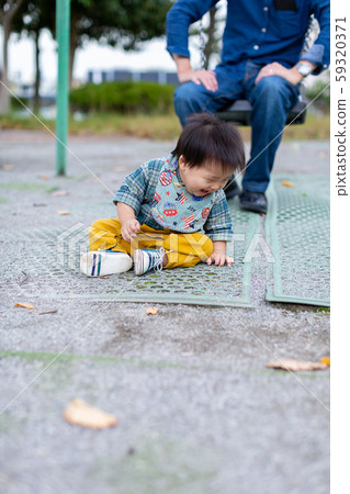 Parent and child playing in the park 59320371