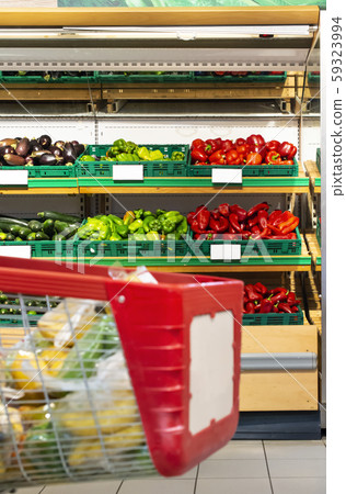 Shopping cart in supermarket in front of shelf 59323994
