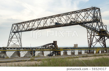 Equipment for the extraction of salt from the sea 59324317