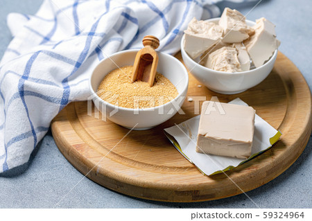 Different types of yeast in ceramic bowls. 59324964
