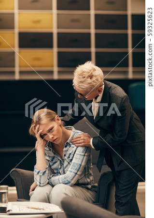 Woman in trouble Woman in trouble 59325623
