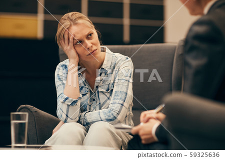 Depressed woman visiting psychologist 59325636
