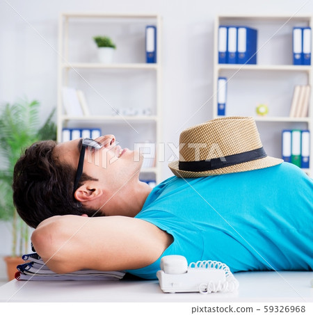The businessman preparing for vacation in the office The businessman preparing for vacation in the office 59326968
