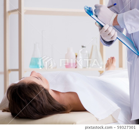 The police coroner examining dead body corpse in morgue 59327301