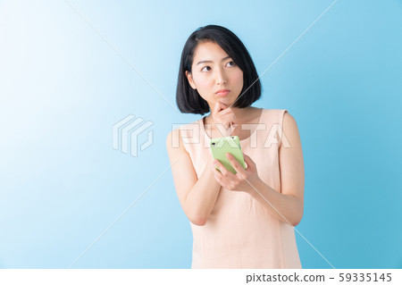 女人看著智慧型手機,思考 女人看著智慧型手機,思考 59335145