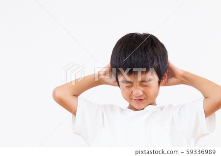 A boy holding his head 59336989
