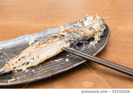 Grilled horse mackerel with salt 59338206