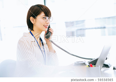 一個處理電話的女人 59338565