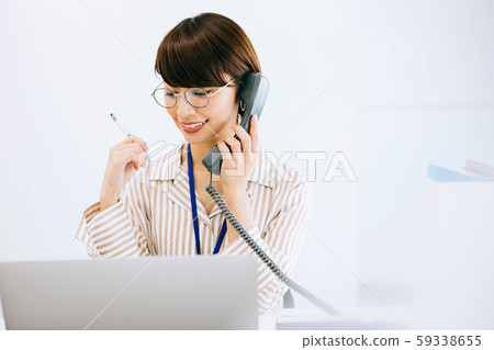 一個處理電話的女人 一個處理電話的女人 59338655