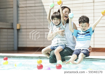 家人在游泳池玩 59340170