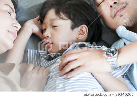 Family lifestyle bed sharing Family lifestyle bed sharing 59340205