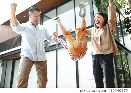 在花園裡玩的家庭生活方式 59340275