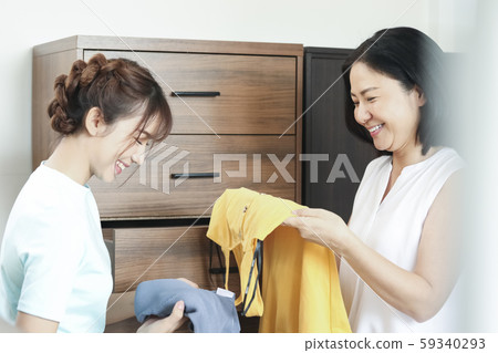 選擇家庭生活方式的衣服 59340293