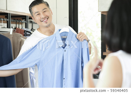 選擇家庭生活方式的衣服 59340405