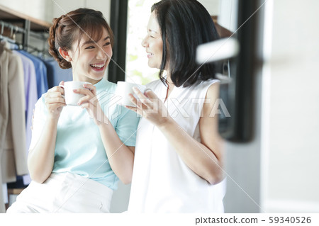 Family lifestyle mother and daughter 59340526