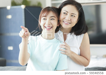 家庭生活方式的母親和女兒 59340558