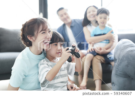 家庭生活方式父母和孩子玩遊戲 家庭生活方式父母和孩子玩遊戲 59340607