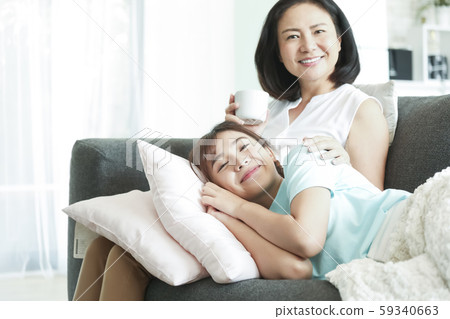 Family lifestyle mother and daughter 59340663