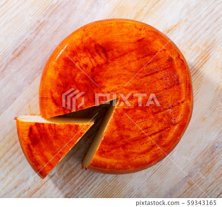 Round of goat cheese Round of goat cheese 59343165