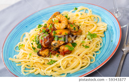 Italian seafood pasta with shrimps and mussels 59343877