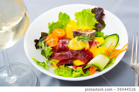 Salad with tuna, mango and greens 59344526